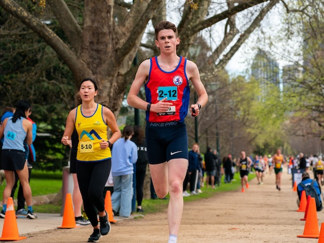 Riley Bryce running at the Tan Relays
